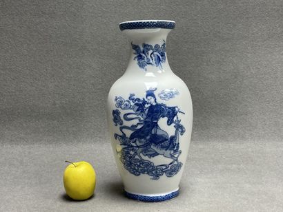Vase en porcelaine de Chine. 
H. :35 cm.