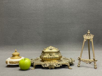 Coffret , encrier et chevalet en bronze doré....