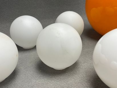 Grand globe en verre orange, sept globes...