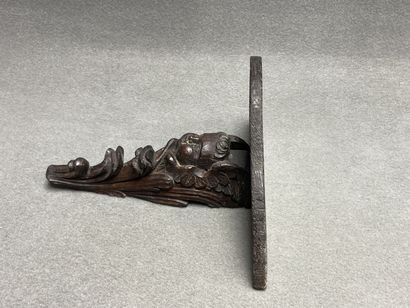 Petite console d'applique en chêne sculpté...