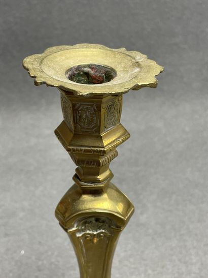 Paire de bougeoirs en bronze XVIII°. 
H....