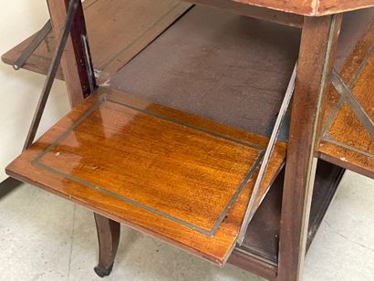 Table à thé anglaise, à volets. 
76 x 85...