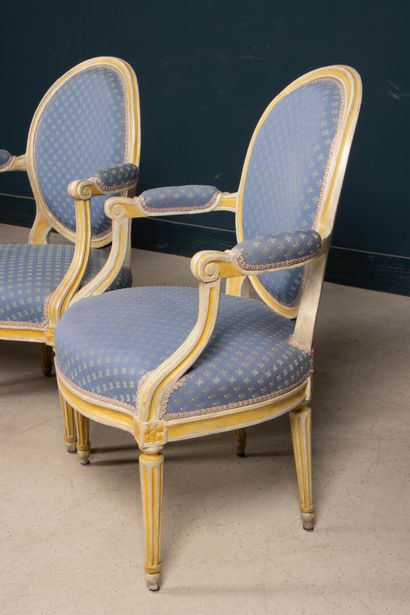 Deux paires de fauteuils médaillons, rechampis...