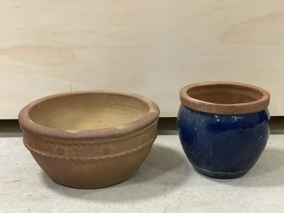 Deux cache-pot en terre cuite. 
H. :33 cm....