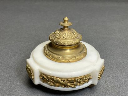 Coffret , encrier et chevalet en bronze doré....