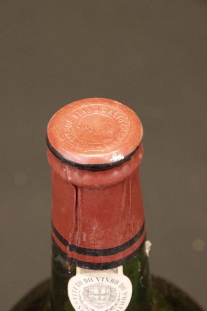 PORTO Alto Corgo 1937 
1 bouteille, caisse...