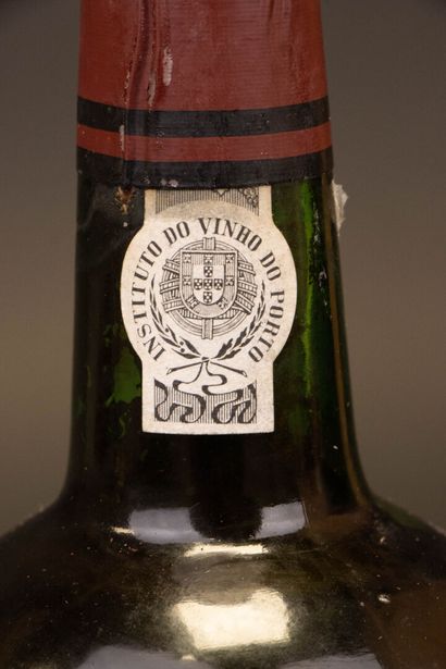 PORTO Alto Corgo 1937 
1 bouteille, caisse...