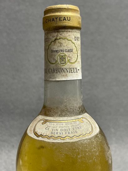2 bouteilles: 
-Chateau Carbonnieux, 1993....