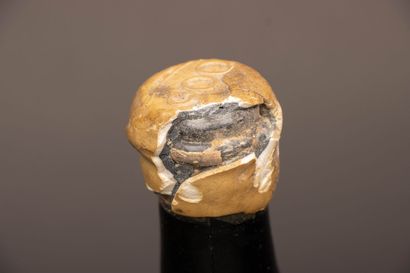 Vieille bouteille d'Armagnac ou cognac avec...