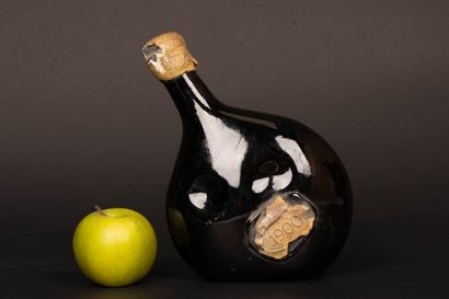Vieille bouteille d'Armagnac ou cognac avec...