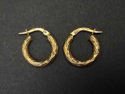 Paire de boucles d'oreille en or ciselé.
Or...