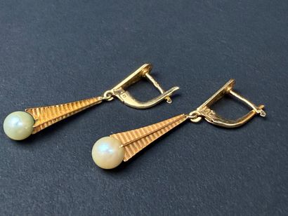 Paire de pendants d'oreille en or, perles...