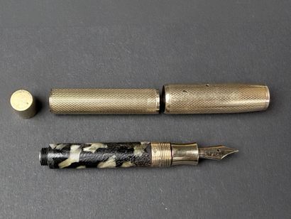 Stylo plume en or guilloché.
Or 750°/00
Poids...