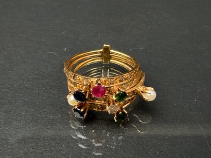 Bague en or, composées de quatre anneaux...