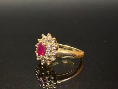 Bague marguerite en or, sertie d'un rubis...
