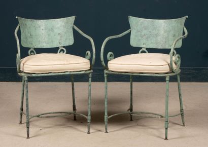 Paire de fauteuils en fer forgé, et tôle...