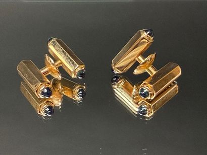 Paire de boutons de manchette en or et cabochons...