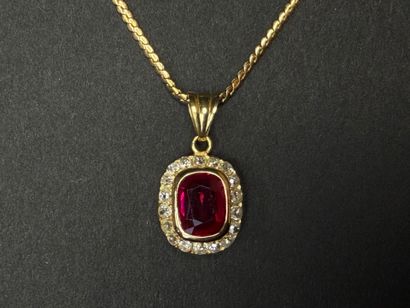 Collier en or et pendentif en or serti d'une...