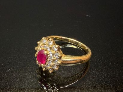 Bague marguerite en or, sertie d'un rubis...