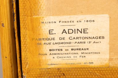 Desk drawer in metal and patinated cardboard.
ADINE...