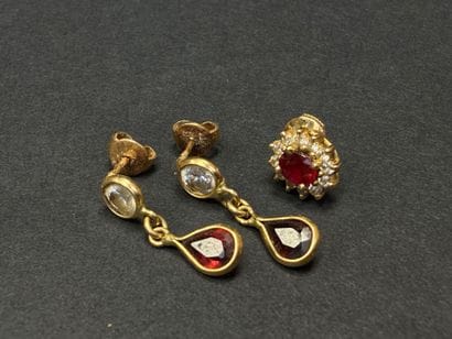 Paire de boucles d'oreille en or et grenats...