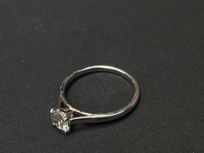 CARTIER Solitaire en or gris monture Cartier...
