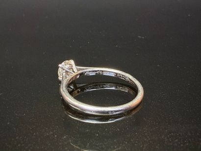 CARTIER Solitaire en or gris monture Cartier...