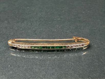 Barrette en or 585°/00 sertie de petits diamants...