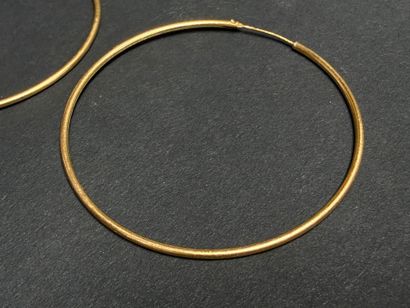 Paire de boucles d'oreille créoles en or...