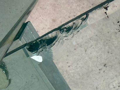 Etagère en verre, montants en verre
Roche...