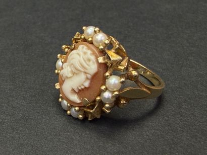 Bague en or sertie d'un camée entourage de...
