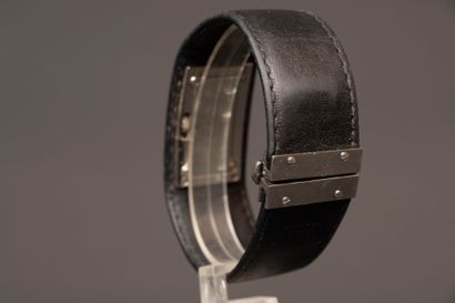 GUCCI
Montre bracelet manchette en cuir noir...