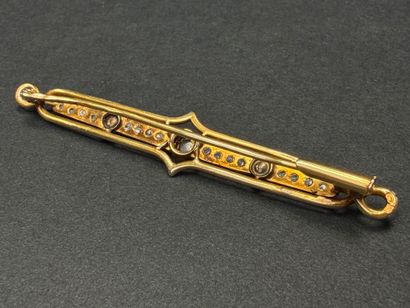 Barrette en or sertie de petits diamants...