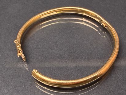 Bracelet jonc en or. 
Or 750°/00.
Intérieur:...