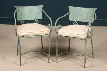 Paire de fauteuils en fer forgé, et tôle...