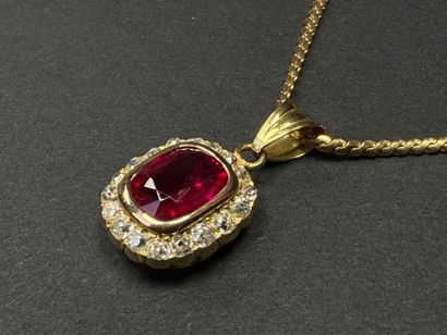 Collier en or et pendentif en or serti d'une...