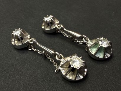 Paire de boucles d'oreille en or et diamants.
Or...