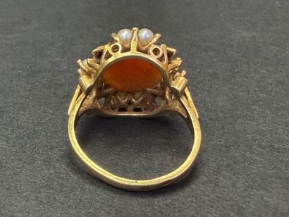 Bague en or sertie d'un camée entourage de...