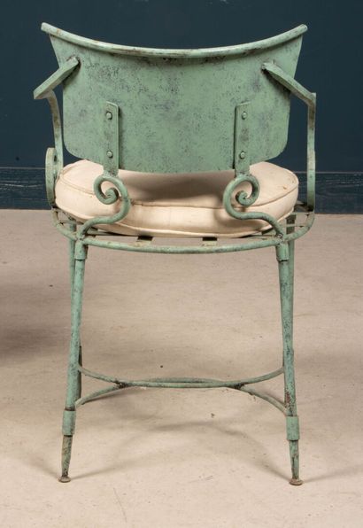Paire de fauteuils en fer forgé, et tôle...