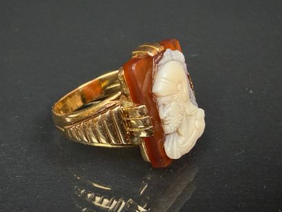 Bague en or sertie d'un camée agathe à décor...