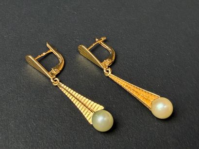 Paire de pendants d'oreille en or, perles...
