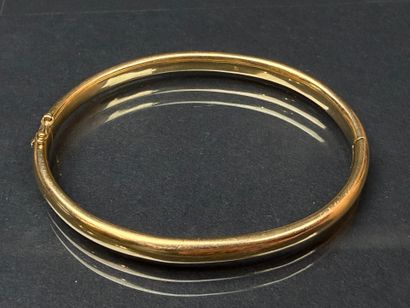 Bracelet jonc en or. 
Or 750°/00.
Intérieur:...
