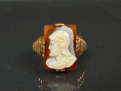 Bague en or sertie d'un camée agathe à décor...