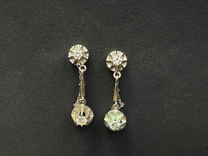 Paire de boucles d'oreille en or et diamants.
Or...