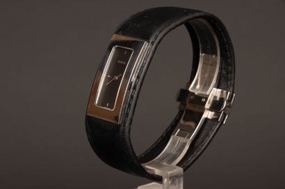 GUCCI
Montre bracelet manchette en cuir noir...