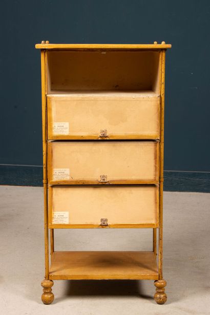Desk drawer in metal and patinated cardboard.
ADINE...