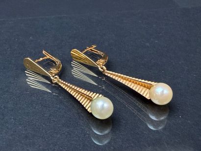 Paire de pendants d'oreille en or, perles...