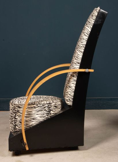 Paire de fauteuils laqués, tissu zèbre.
Design...