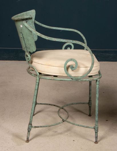 Paire de fauteuils en fer forgé, et tôle...