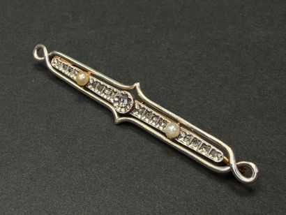 Barrette en or sertie de petits diamants...